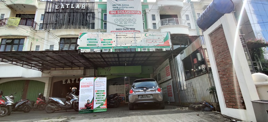 Rumah Terapi Medical Hacking mengupayakan kesembuhan pasiennya tanpa mengkonsumsi obat kimia atau berbaring di meja operasi.