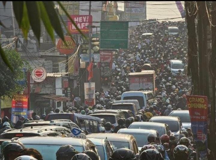 Macet di Jembatan Mampang Kota Depok. Foto : Instagram