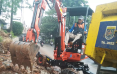 Satgas DPUPR Gerak Cepat Lakukan Penanganan Banjir dan Longsor di Beberapa Titik. Foto : Ist