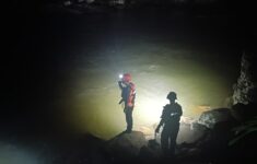 Proses pencarian dua wisatawan yang hanyut di sungai Maros. (Foto: ERANASIONAL)