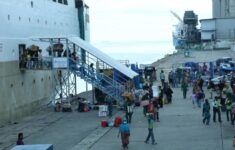 Para pemudik di Pelabuhan Soekarno Makassar. (Foto: Eranasional/RA)