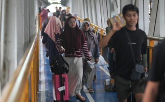 Penumpang di pelabuhan Makassar. (Foto: Pelindo)